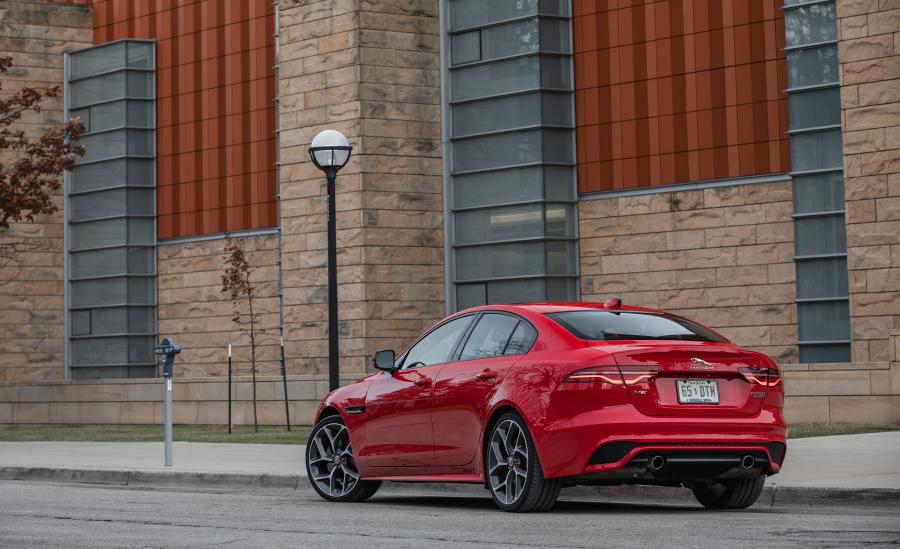  Jaguar XE P300 R-Dynamic 2019 года  (NA) (фото 35 из 40)